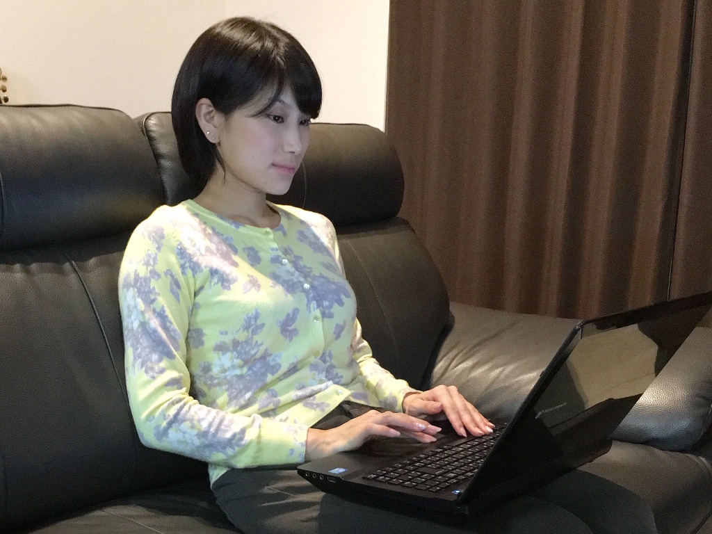 自宅で仕事をする 杉山夕紀さん